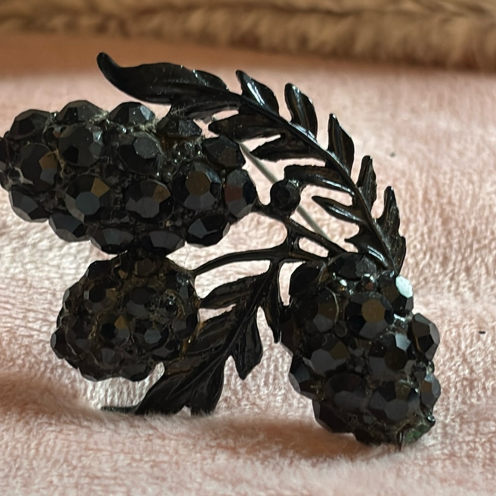 Vintage Antique black rhinestone brooch pin!!